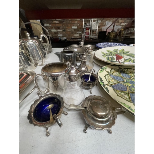 995 - A QUANTITY OF SILVER PLATED ITEMS TO INCLUDE AN ART NOUVEAU W.M.F FIGURAL DESIGN DISH, SALTS AND MUS... 