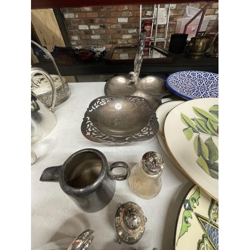 995 - A QUANTITY OF SILVER PLATED ITEMS TO INCLUDE AN ART NOUVEAU W.M.F FIGURAL DESIGN DISH, SALTS AND MUS... 