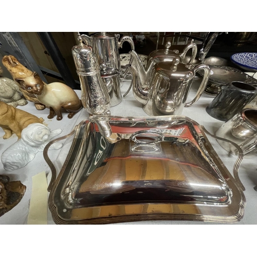 995A - A QUANTITY OF SILVER PLATED ITEMS TO INCLUDE COFFEE AND TEAPOTS, A SUGAR SHAKER, A HANDLED BOWL, SER... 