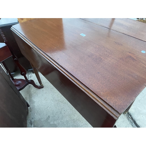 2670 - A VICTORIAN MAHOGANY PEMBROKE TABLE