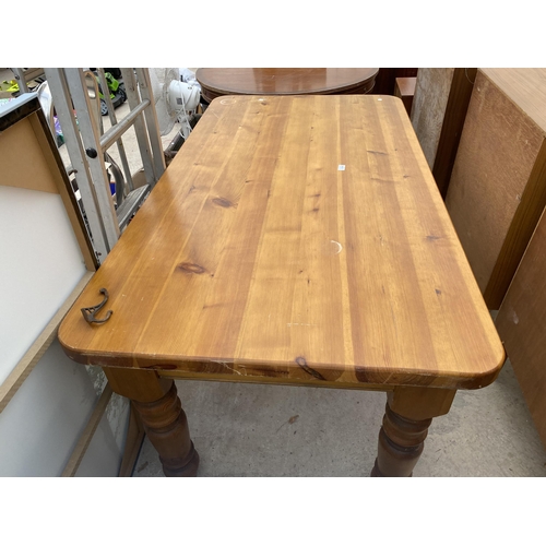 2544 - A VICTORIAN STYLE PINE KITCHEN TABLE ON TURNED LEGS, 64X35