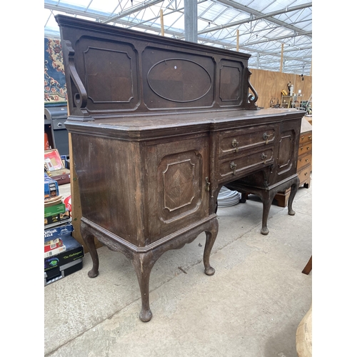 2546 - AN EARLY 20TH CENTURY OAK BREAKFRONT SIDEBOARD WITH RAISED BACK, ENCLOSING TWO CUPBOARDS AND TWO DRA... 