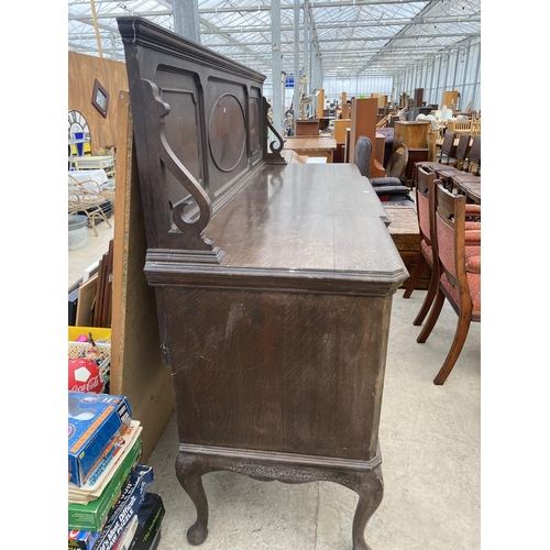 2546 - AN EARLY 20TH CENTURY OAK BREAKFRONT SIDEBOARD WITH RAISED BACK, ENCLOSING TWO CUPBOARDS AND TWO DRA... 