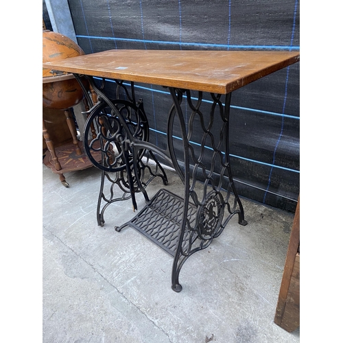 2550 - A CAST IRON SINGER SEWING MACHINE BASE, THE TOP CONVERTED TO A TABLE, 35.5X14