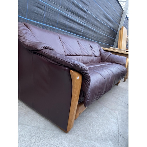 2559 - AN 'EKORNES STRESSLESS' FOUR SEATER SETTEE