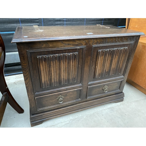 2565 - A MID 20TH CENTURY OAK BLANKET CHESET WITH TWO DRAWERS AND LINENFOLD FRONT PANELS, 34