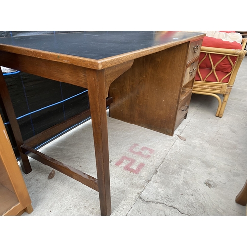 2568 - A MID 20TH CENTURY SINGLE PEDESTAL OFFICE DESK, 48X24