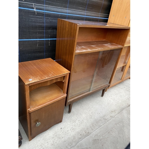 2570 - A MID 20TH CENTURY 'NATHAN' DISPLAY CASE WITH TWO SLIDING DOORS AND BEDSIDE LOCKER