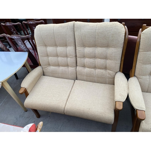 2578 - A MODERN BEECH FRAMED THREE PIECE LOUNGE SUITE WITH BUTTON-BACK