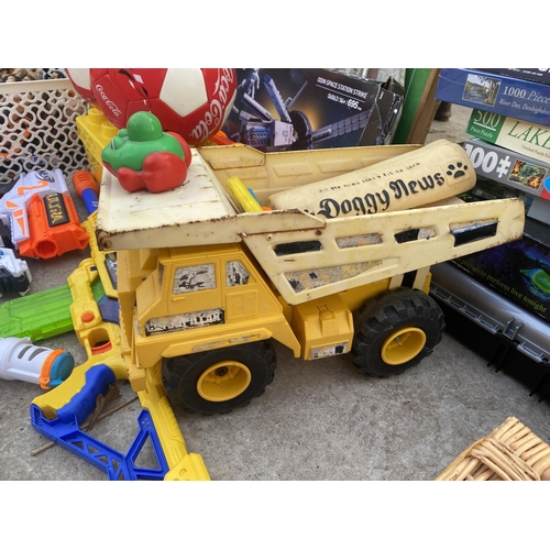 1532 - A LARGE ASSORTMENT OF TOYS TO INCLUDE WRESTLING FIGURES, NERF GUNS AND A DUMPER TRUCK ETC