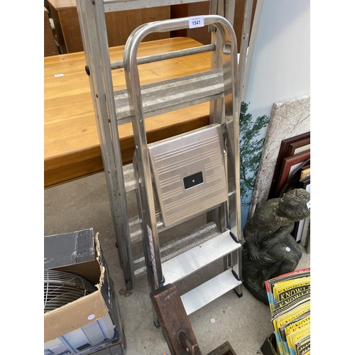 1541 - A SIX RUNG ALUMINIUM STEP LADDER AND A FURTHER TWO RUNG STEP LADDER