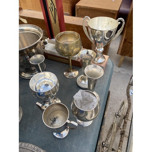 1549 - A LARGE ASSORTMENT OF METAL WARE ITEMS TO INCLUDE TROPHIES, A BRASS EAGLE AND POSIE VASES ETC