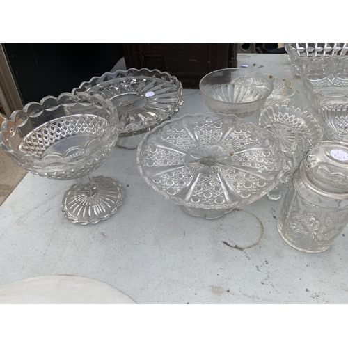 1560 - AN ASSORTMENT OF GLASS WARE TO INCLUDE A CAKE STAND AND BOWLS ETC