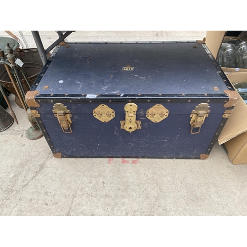 1565 - A LARGE VINTAGE TRAVEL TRUNK