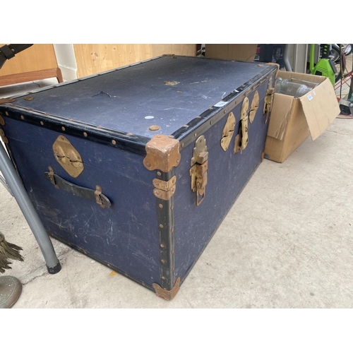 1565 - A LARGE VINTAGE TRAVEL TRUNK