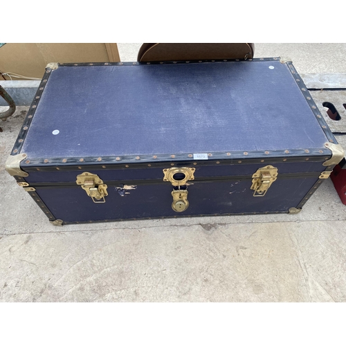 1573 - A LARGE VINTAGE TRAVEL CASE