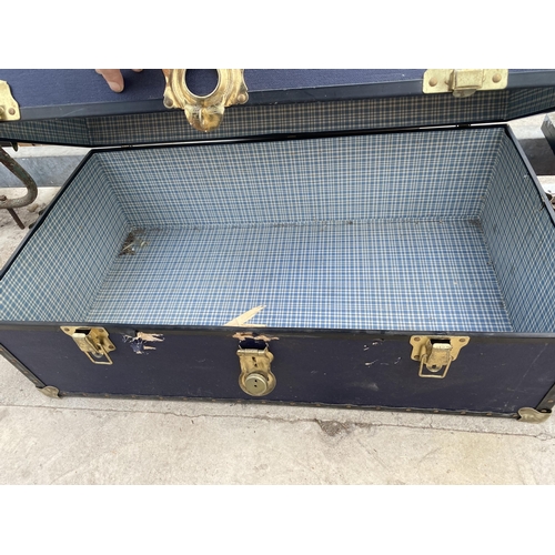 1573 - A LARGE VINTAGE TRAVEL CASE