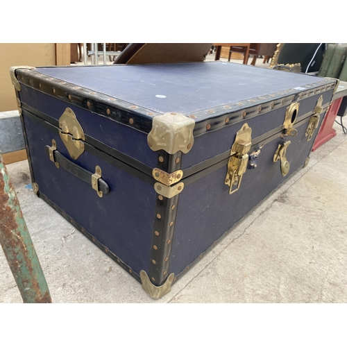 1573 - A LARGE VINTAGE TRAVEL CASE