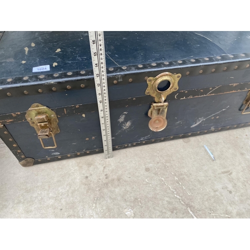 1604 - A LARGE VINTAGE TRAVEL CASE