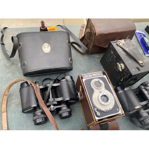 1607 - AN ASSORTMENT OF VINTAGE PHOTOGRAPHY EQUIPMENT TO INCLUDE BINOCULARS, CAMERAS AND CAMERA CASES ETC