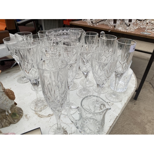 1625 - AN ASSORTMENT OF GLASS WARE TO INCLUDE CHAMPAGNE FLUTES, WINE GLASSES AND A CAKE STAND ETC