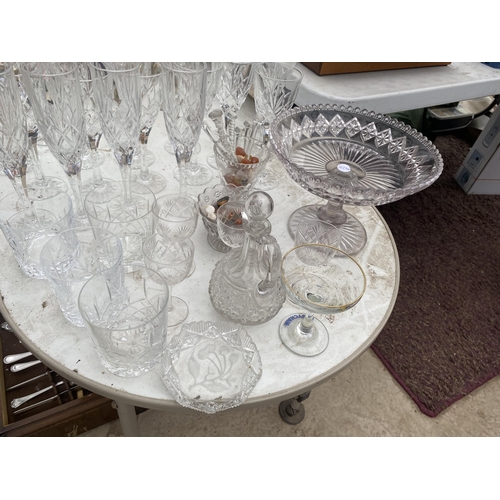 1625 - AN ASSORTMENT OF GLASS WARE TO INCLUDE CHAMPAGNE FLUTES, WINE GLASSES AND A CAKE STAND ETC