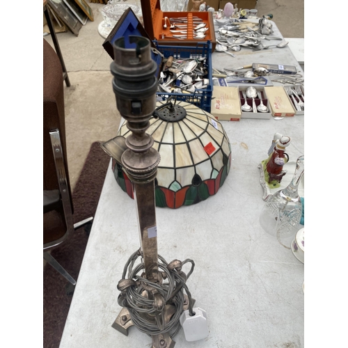 1633 - A DECORATIVE VINTAGE METAL TABLE LAMP