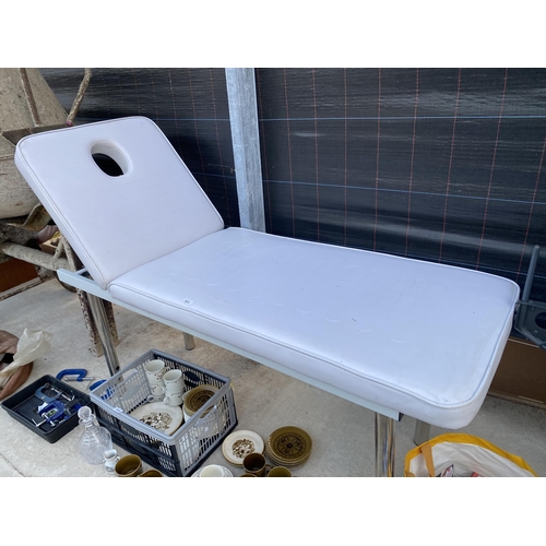 1671 - A MASSAGE TABLE