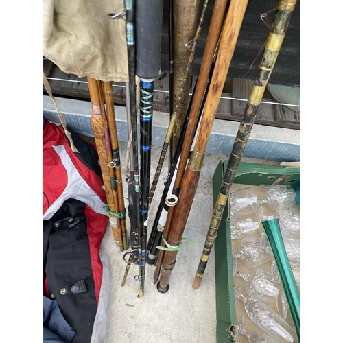 1692 - AN ASSORTMENT OF VINTAGE SPLIT CANE FISHING RODS AND MODERN CARBON FIBRE RODS