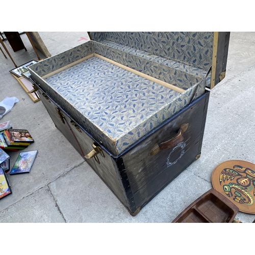 1724 - A LARGE VINTAGE TRAVEL TRUNK