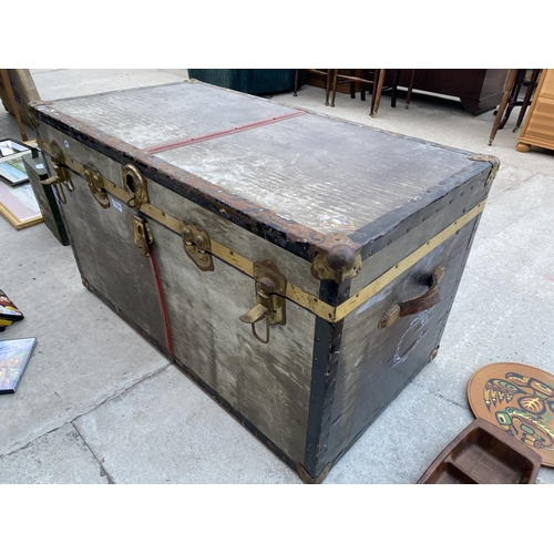 1724 - A LARGE VINTAGE TRAVEL TRUNK