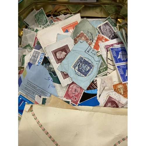 482 - A MIXED LOT OF USED FOREIGN / INTERNATIONAL STAMPS