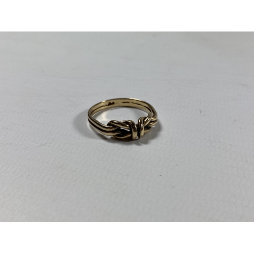 735 - A 9CT YELLOW GOLD KNOT DESIGN RING, WEIGHT 2.78G