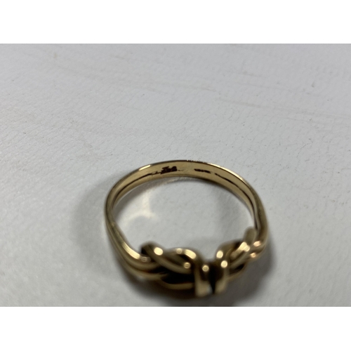 735 - A 9CT YELLOW GOLD KNOT DESIGN RING, WEIGHT 2.78G