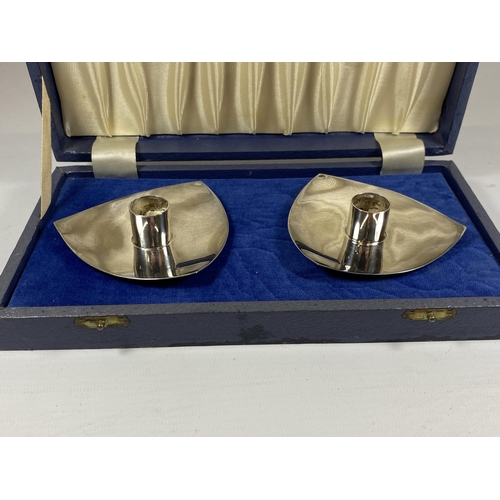 96 - A PAIR OF SHEFFIELD HALLMARKED SILVER CANDLE HOLDERS, MAKERS J N LOWE LTD, IN ORIGINAL CASE