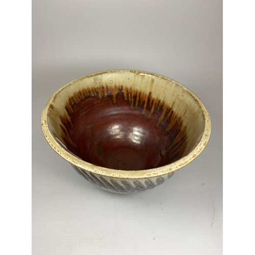 99 - A RAY HARRIS STUDIO POTTERY BOWL, SIGNED, HEIGHT 11.5CM, WIDTH 18.5CM