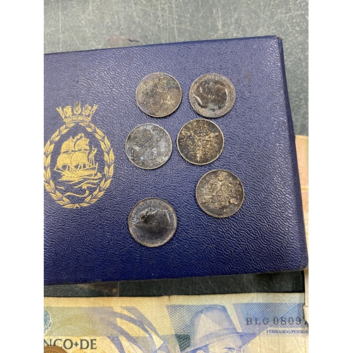 493 - A COLLECTION OF VINTAGE COINS & BANKNOTES TO INCLUDE SIX PRE 1920 SILVER THREEPENCES ETC