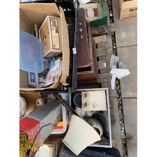 2043 - AN ASSORTMENT OF HOUSEHOLD CLEARANCE ITEMS TO INCLUDE CERAMICS AND VINTAGE TINS ETC