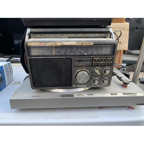 2134 - AN ASSORTMENT OF VINTAGE AND RETRO RADIOS TO INCLUDE SANGEAN AND PANASONIC ETC