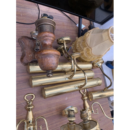 2177 - AN ASSORTMENT OF BRASS LIGHT FITTINGS