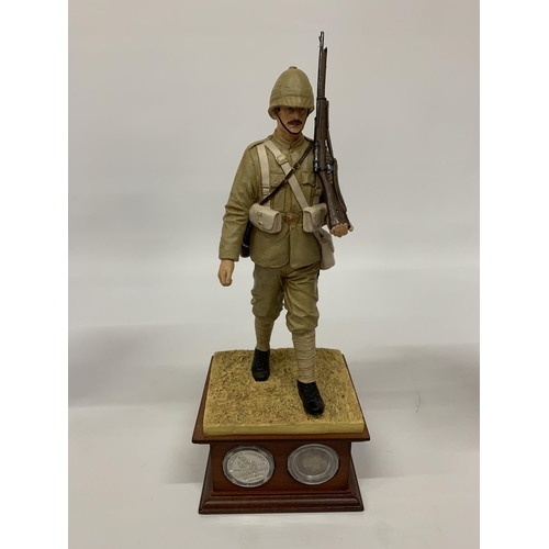 157 - A DANBURY MINT MODEL OF A BOER WAR SOLDIER ON A WOODEN PLINTH HEIGHT 31CM