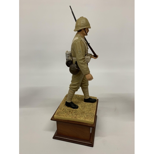 157 - A DANBURY MINT MODEL OF A BOER WAR SOLDIER ON A WOODEN PLINTH HEIGHT 31CM