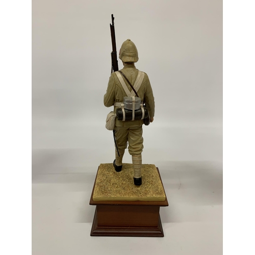 157 - A DANBURY MINT MODEL OF A BOER WAR SOLDIER ON A WOODEN PLINTH HEIGHT 31CM