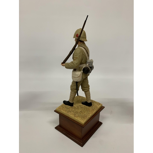 157 - A DANBURY MINT MODEL OF A BOER WAR SOLDIER ON A WOODEN PLINTH HEIGHT 31CM