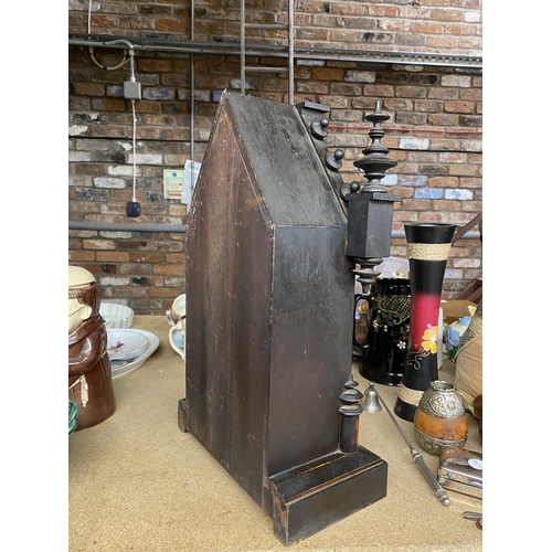 1000 - A VINTAGE MAHOGANY CLOCK IN A GOTHIC STYLE WITH GILDED GLASS, COMPLETE WITH PENDULUM AND KEY - IN NE... 