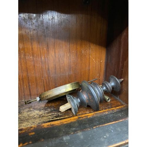 1000 - A VINTAGE MAHOGANY CLOCK IN A GOTHIC STYLE WITH GILDED GLASS, COMPLETE WITH PENDULUM AND KEY - IN NE... 