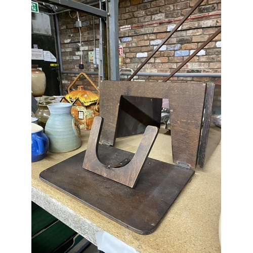 1005 - A VINTAGE MAHOGANY SLIDE VIEWER STAND