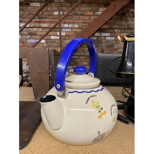 1006 - A VINTAGE STYLE KETTLE WITH BUGS BUNNY, TWEETY PIE, ETC IMAGES