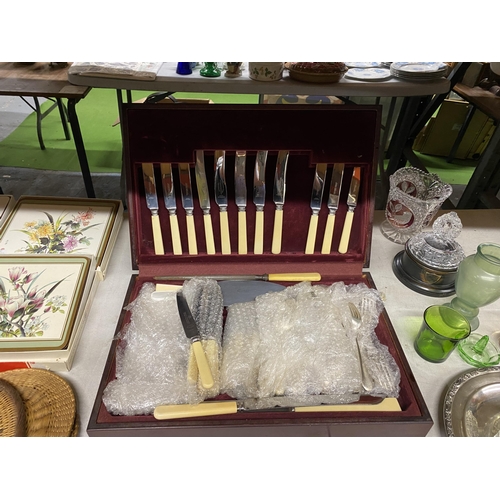 1014 - A VINTAGE MAHOGANY BOXED CANTEEN OF CUTLERY