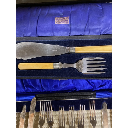 1020A - A LARGE QUANTITY OF BOXED VINTAGE FLATWARE TO INCLUDE A SERVING SET, KNIVES, FORKS, SPOONS, CAKE SLI... 